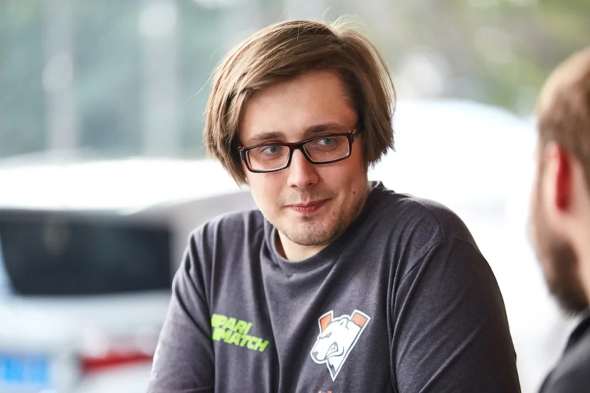 ArsZeeqq раскритиковал Crystallis за билды на TI 2025 по Dota 2