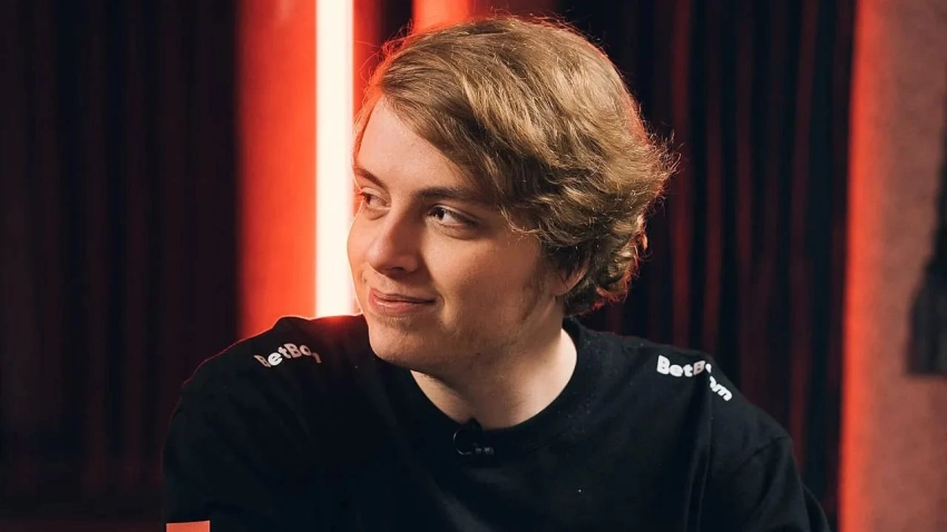 Керри Aurora по Dota 2 опроверг слух о замене мидера